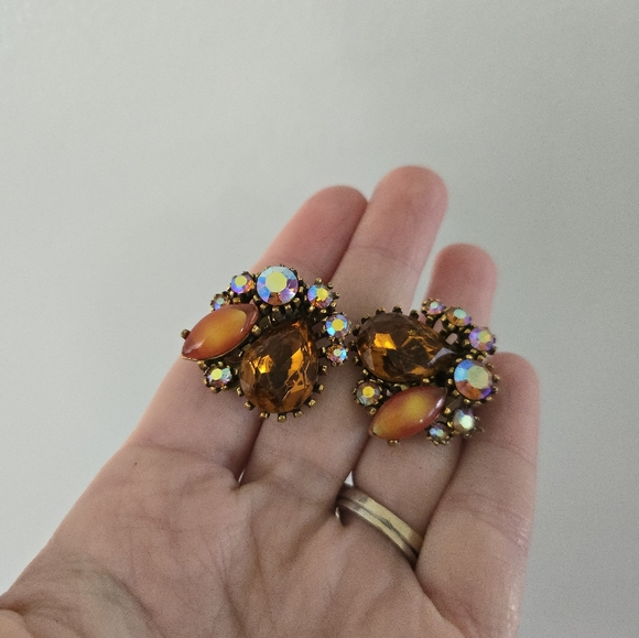 Vintage Art Clip Earrings Arthur Pepper Brass Tone Iridescent Amber - Picture 1 of 3